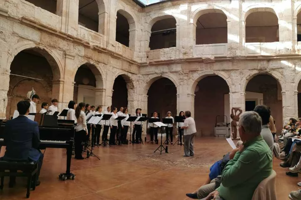 DEARTE LLENA EL PALACIO DUCAL DE VISITANTES PARA VER AL CORO PARTICHELA